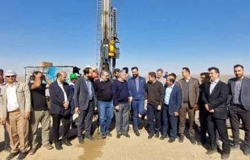 مدیرعامل هلدینگ سرمایه گذاری توسعه معادن و فلزات، به اتفاق معاونین این مجموعه، از محل اجرای پروژه عظیم مجتمع مس و طلای جانجا در استان سیستان و بلوچستان بازدید کرده و از نزدیک در جریان روند اجرای آن قرار گرفتند. دکتر سعدمحمدی ضمن قدردانی از عملکرد بسیار خوب مدیران و عوامل اجرایی پروژه جانجا اظهار امیدواری کرد تحقق برنامه‌های پیش بینی شده در این طرح، بتواند نقطه عطفی در توسعه منطقه به شمار رفته و اشتغالزایی و ثروت آفرینی قابل قبولی را برای مردم این ناحیه به ارمغان آورد. مدیرعامل «ومعادن» همچنین در نشست با مسوولان و مدیران محلی، نقطه نظراتی را جهت رفع موانع و تسریع پیشرفت کار مطرح کرده و هماهنگی‌های لازم در این خصوص انجام پذیرفت. در ادامه سفر، دکتر سعدمحمدی و هیأت همراه از نمایشگاه معدن و صنایع معدنی در شهر زاهدان بازدید نموده و طی آن، با توانمندی‌های شرکت‌های فعال در منطقه آشنا شدند. مدیرعامل هلدینگ سرمایه گذاری توسعه معادن و فلزات ضمن دیدار با متخصصان و مدیران حاضر در نمایشگاه، بر لزوم به کارگیری و استفاده از نیرو‌ها و توانمندی‌های بومی منطقه در اجرای پروژه‌ها، به ویژه طرح بزرگ مجمتع جانجا تاکید کرد. یادآوری می‌شود اواخر بهمن‌ماه سال ۱۴۰۰، کنسرسیومی با محوریت شرکت سرمایه‌گذاری توسعه معادن و فلزات و همراهی مجموعه‌های بزرگ صنعتی کشور شامل هلدینگ صنایع و معادن غدیر، چادرملو، گل‌گهر، تجلی و گهرزمین برنده‌ی مزایده‌ی معدن مس جانجا در شهرستان نیمروز استان سیستان و بلوچستان شد. وسعت این پهنه حدود ۹۱ کیلومتر مربع است و میزان کل ذخایر آن چیزی حدود یک میلیارد و یکصد و هشتاد میلیون تن برآورد می‌شود. حفاری در این منطقه که بالغ بر ۷۸ هزار متر بوده، طی سال‌های گذشته و پیش از واگذاری معادن جانجا، به دست «ایمپاسکو» انجام شده است. ذخیره قطعی قابل برداشت این محدوده تقریباً ۲۵۰ میلیون تن مس است که طبق برآورد‌ها عیار آن حدود ۰.۲۶ درصد ذکر شده که هرچند عیار بسیار پایینی است، اما با سرمایه‌گذاری عظیمی که در حال انجام است و همچنین استفاده از فناوری‌های نوین معدن‌کاری، آینده‌ی روشنی را برای این پروژه‌ی بزرگ می‌توان متصور شد. فاز اول این پروژه تا دوسال آینده و فاز نهایی آن تا ۴ تا ۵ سال آینده به بهره‌برداری می‌رسد. در طول ۲۵ سالی که این کنسرسیوم وظیفه‌ی استخراج از معادن جانجا را دارد، ارزش سالانه کنسانتره مس تولیدی حدود ۳۱۰ میلیون دلار خواهد بود که با اشتغال‌زایی مستقیم برای ۱۵۰۰ نفر و غیر مستقیم برای ۶ هزار نفر، رونق اقتصادی قابل توجهی را در استان سیستان و بلوچستان و جنوب شرق ایران رقم خواهد زد. این پروژه هم‌اکنون در مرحله‌ی اکتشاف، تست فرآوری، انتخاب تکنولوژی و تجهیز کارگاه با تأمین انرژی و سیالات بوده و پس از طی این مراحل ضروری، عملیات اجرایی آن آغاز می‌شود. منبع: سرمایه گذاری توسعه معادن و فلزات