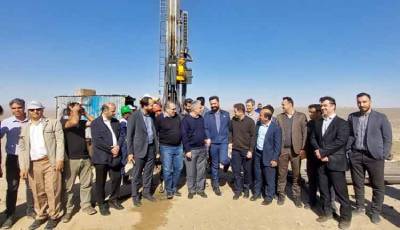 مدیرعامل هلدینگ سرمایه گذاری توسعه معادن و فلزات، به اتفاق معاونین این مجموعه، از محل اجرای پروژه عظیم مجتمع مس و طلای جانجا در استان سیستان و بلوچستان بازدید کرده و از نزدیک در جریان روند اجرای آن قرار گرفتند. دکتر سعدمحمدی ضمن قدردانی از عملکرد بسیار خوب مدیران و عوامل اجرایی پروژه جانجا اظهار امیدواری کرد تحقق برنامه‌های پیش بینی شده در این طرح، بتواند نقطه عطفی در توسعه منطقه به شمار رفته و اشتغالزایی و ثروت آفرینی قابل قبولی را برای مردم این ناحیه به ارمغان آورد. مدیرعامل «ومعادن» همچنین در نشست با مسوولان و مدیران محلی، نقطه نظراتی را جهت رفع موانع و تسریع پیشرفت کار مطرح کرده و هماهنگی‌های لازم در این خصوص انجام پذیرفت. در ادامه سفر، دکتر سعدمحمدی و هیأت همراه از نمایشگاه معدن و صنایع معدنی در شهر زاهدان بازدید نموده و طی آن، با توانمندی‌های شرکت‌های فعال در منطقه آشنا شدند. مدیرعامل هلدینگ سرمایه گذاری توسعه معادن و فلزات ضمن دیدار با متخصصان و مدیران حاضر در نمایشگاه، بر لزوم به کارگیری و استفاده از نیرو‌ها و توانمندی‌های بومی منطقه در اجرای پروژه‌ها، به ویژه طرح بزرگ مجمتع جانجا تاکید کرد. یادآوری می‌شود اواخر بهمن‌ماه سال ۱۴۰۰، کنسرسیومی با محوریت شرکت سرمایه‌گذاری توسعه معادن و فلزات و همراهی مجموعه‌های بزرگ صنعتی کشور شامل هلدینگ صنایع و معادن غدیر، چادرملو، گل‌گهر، تجلی و گهرزمین برنده‌ی مزایده‌ی معدن مس جانجا در شهرستان نیمروز استان سیستان و بلوچستان شد. وسعت این پهنه حدود ۹۱ کیلومتر مربع است و میزان کل ذخایر آن چیزی حدود یک میلیارد و یکصد و هشتاد میلیون تن برآورد می‌شود. حفاری در این منطقه که بالغ بر ۷۸ هزار متر بوده، طی سال‌های گذشته و پیش از واگذاری معادن جانجا، به دست «ایمپاسکو» انجام شده است. ذخیره قطعی قابل برداشت این محدوده تقریباً ۲۵۰ میلیون تن مس است که طبق برآورد‌ها عیار آن حدود ۰.۲۶ درصد ذکر شده که هرچند عیار بسیار پایینی است، اما با سرمایه‌گذاری عظیمی که در حال انجام است و همچنین استفاده از فناوری‌های نوین معدن‌کاری، آینده‌ی روشنی را برای این پروژه‌ی بزرگ می‌توان متصور شد. فاز اول این پروژه تا دوسال آینده و فاز نهایی آن تا ۴ تا ۵ سال آینده به بهره‌برداری می‌رسد. در طول ۲۵ سالی که این کنسرسیوم وظیفه‌ی استخراج از معادن جانجا را دارد، ارزش سالانه کنسانتره مس تولیدی حدود ۳۱۰ میلیون دلار خواهد بود که با اشتغال‌زایی مستقیم برای ۱۵۰۰ نفر و غیر مستقیم برای ۶ هزار نفر، رونق اقتصادی قابل توجهی را در استان سیستان و بلوچستان و جنوب شرق ایران رقم خواهد زد. این پروژه هم‌اکنون در مرحله‌ی اکتشاف، تست فرآوری، انتخاب تکنولوژی و تجهیز کارگاه با تأمین انرژی و سیالات بوده و پس از طی این مراحل ضروری، عملیات اجرایی آن آغاز می‌شود. منبع: سرمایه گذاری توسعه معادن و فلزات